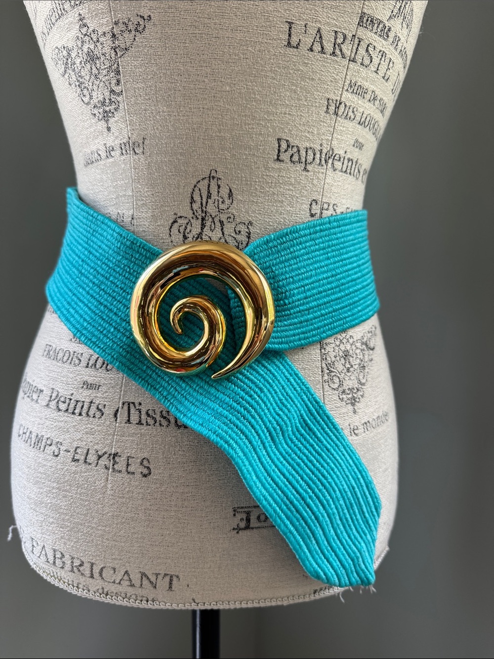 80’s teal blue thick elastic belt with circular swirl gold buckle OS